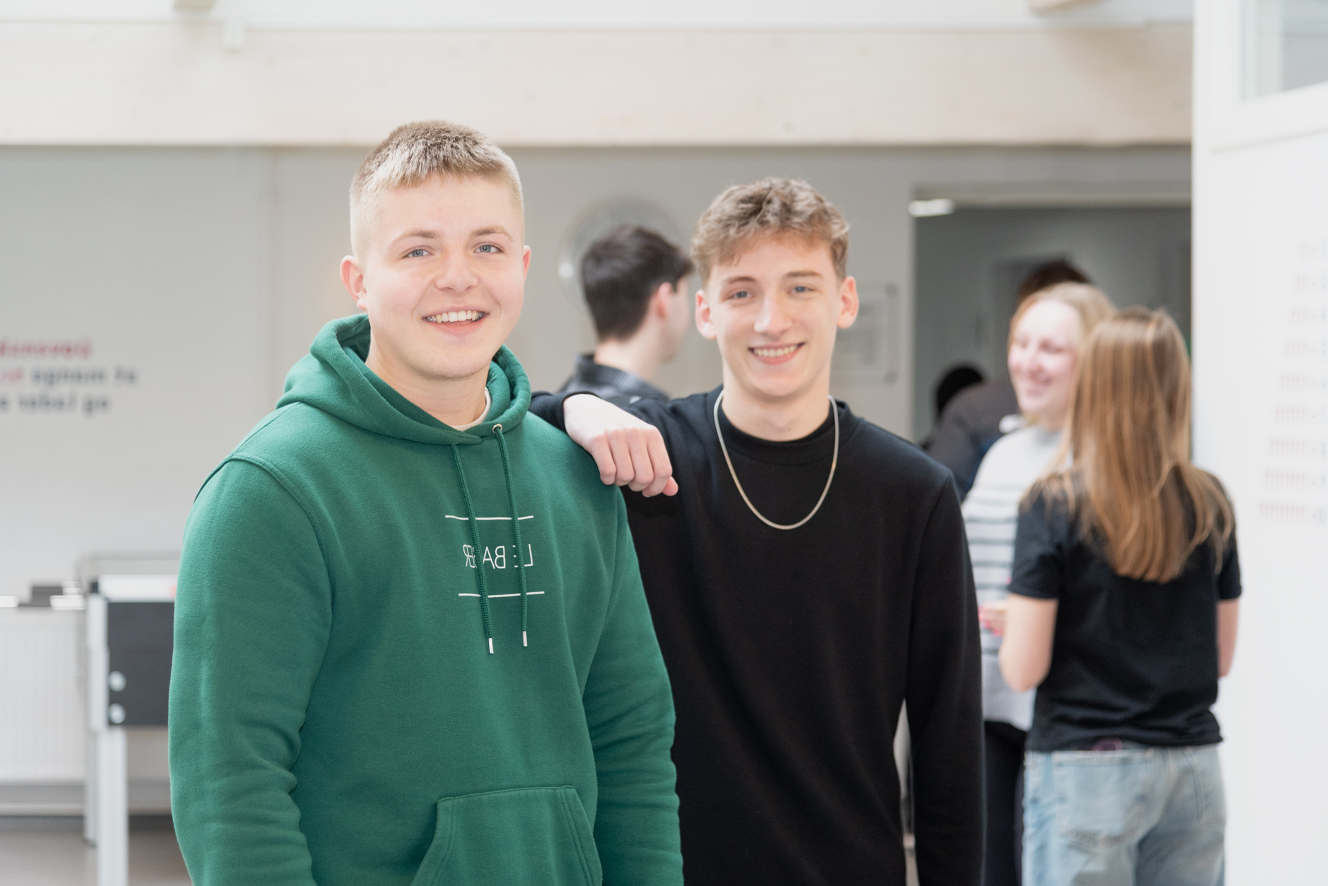 Mand med kasket som gestikulerer med armene