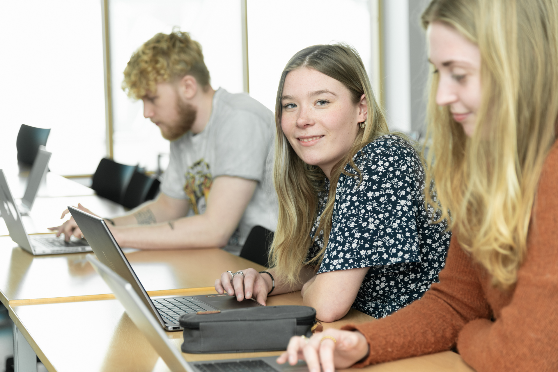 Ung mand, der sidder med computer 