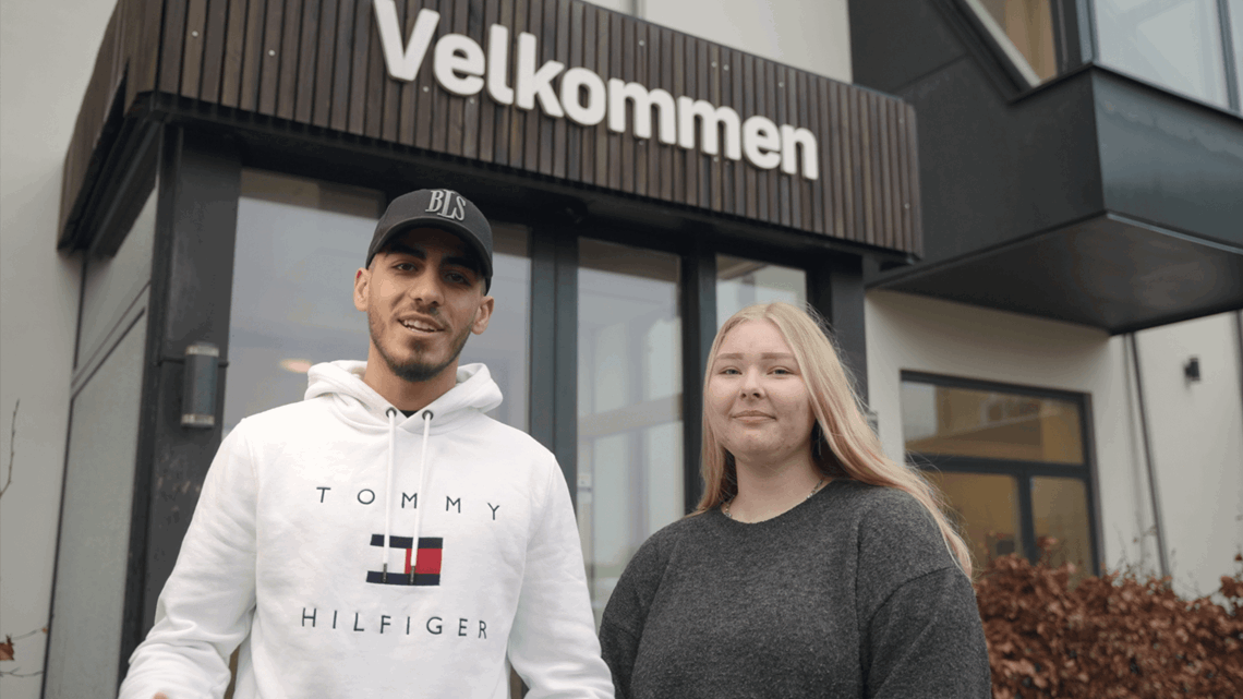 Hatem og Freja foran indgangen i Slagelse