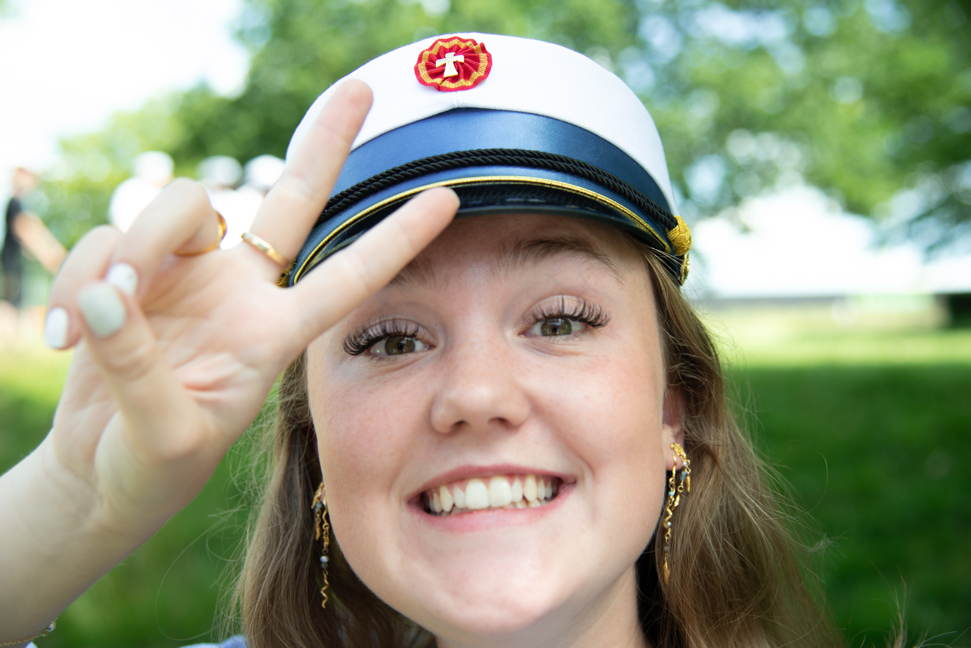 To studerende der sidder ved en computer