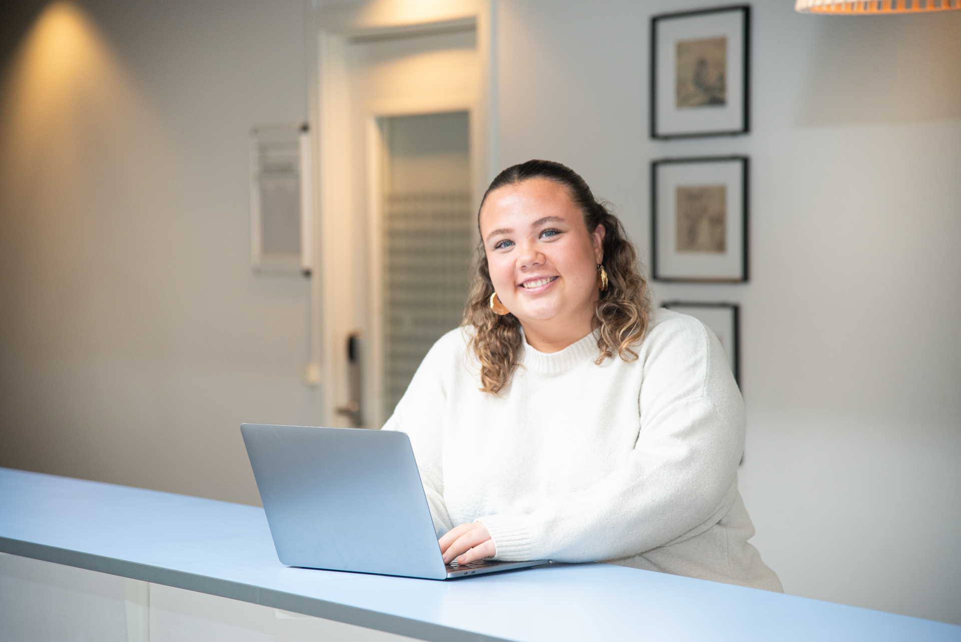 Ung kvinde, der smiler